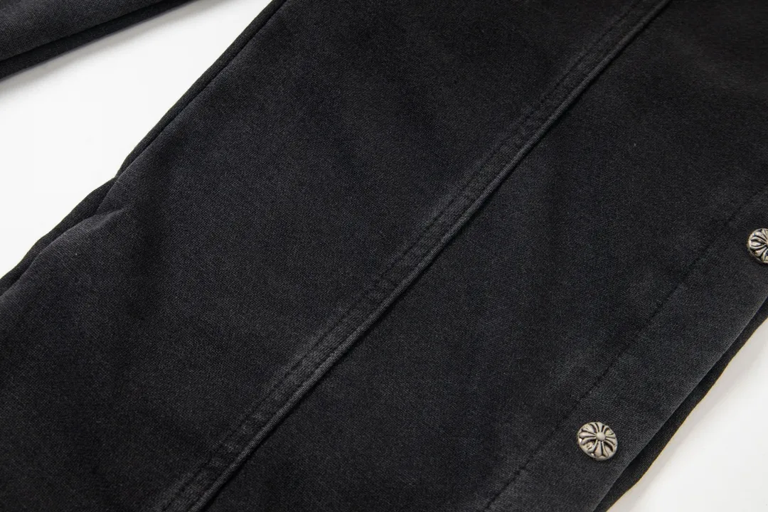 P220 model number Y663 CHROME HEARTS/Chrome Hearts CH 23SS washed buttoned trousers and sweatpants, soft and comfortable, with a great upper body experience. The pants are decorated with classic cross leather patches, which are full of design. Trousers with elastic waist and leggings, a super versatile fashion item, will definitely turn heads. A must-have treasure sweatpants. The shape is super easy and easy to wear. Both men and women can easily wear it. They are the first choice for the street, don’t miss it! ! ! size:S-XL